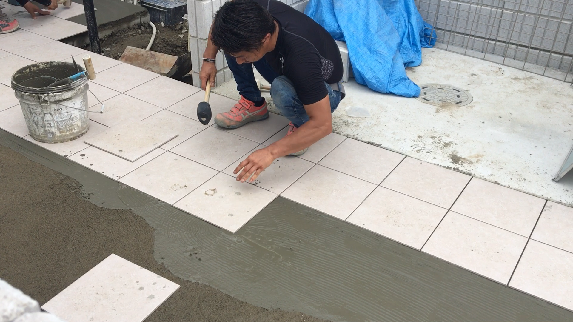 株式会社アドバンス|【株式会社アドバンス】「タイルとともに60年、宝塚から。三代目社長が語る「現場」の未来と挑戦」