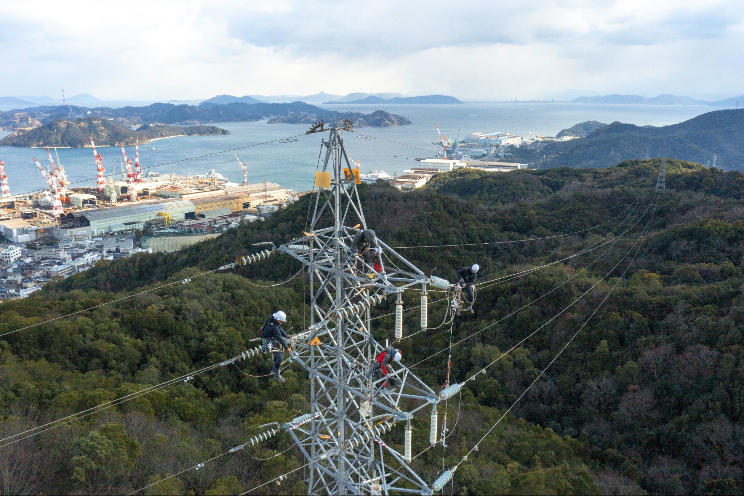 株式会社 岩井工業所|【株式会社 岩井工業所】「電気を守る誇り──山に登り、地図に残る鉄塔をつくる送電線建設の仕事」