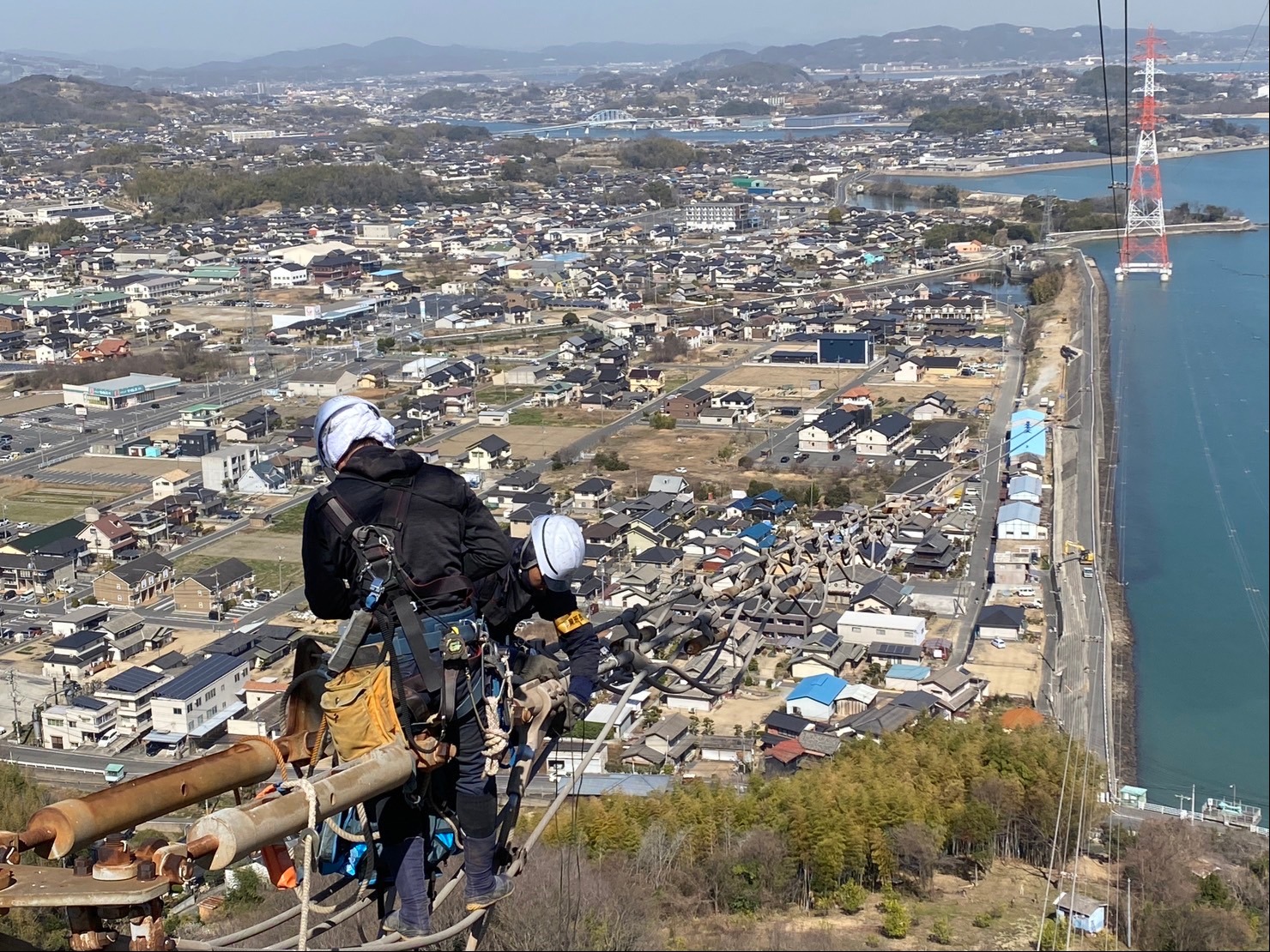 株式会社 岩井工業所|【株式会社 岩井工業所】「電気を守る誇り──山に登り、地図に残る鉄塔をつくる送電線建設の仕事」