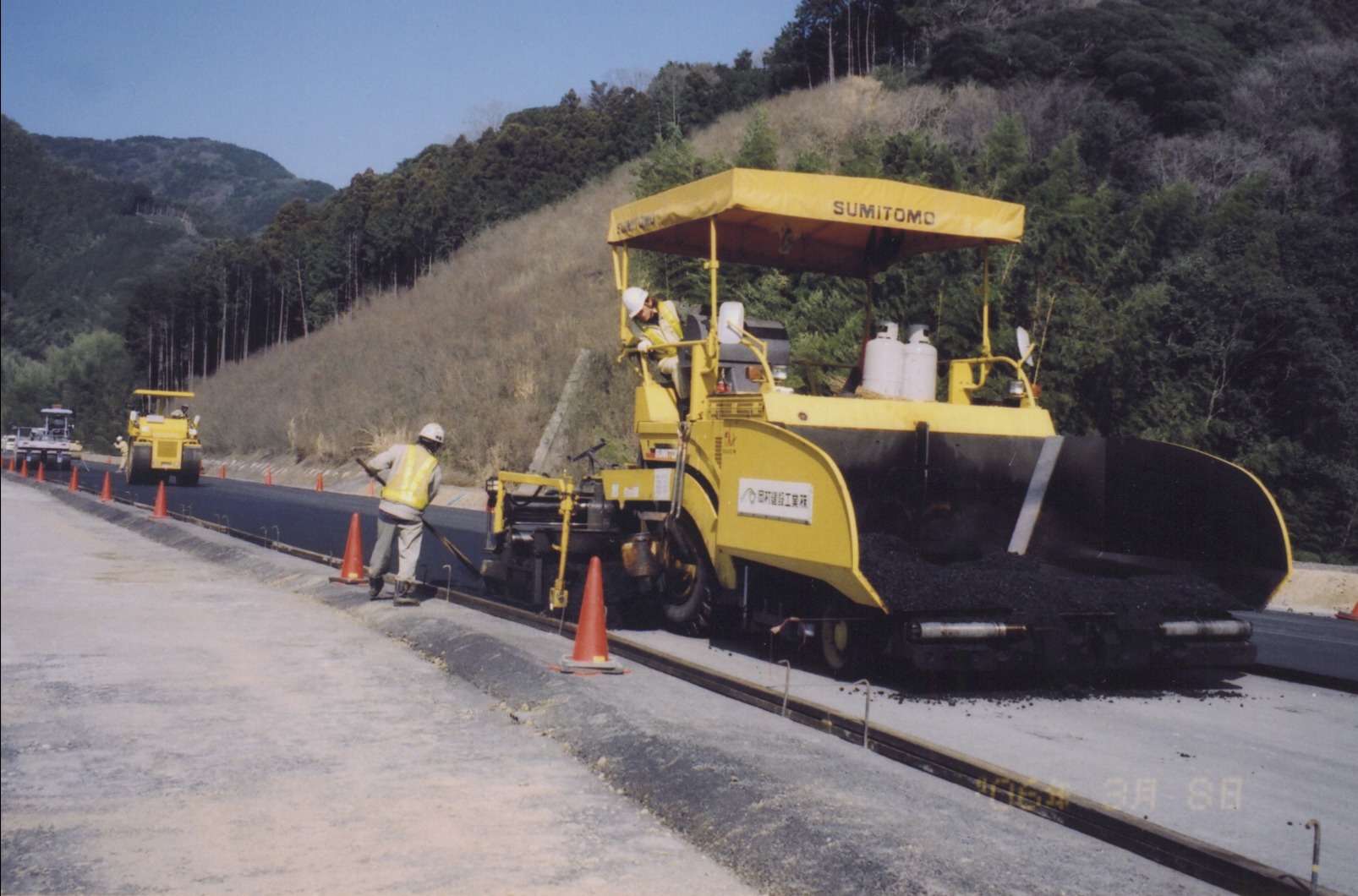 新東名高速道路での舗装作業