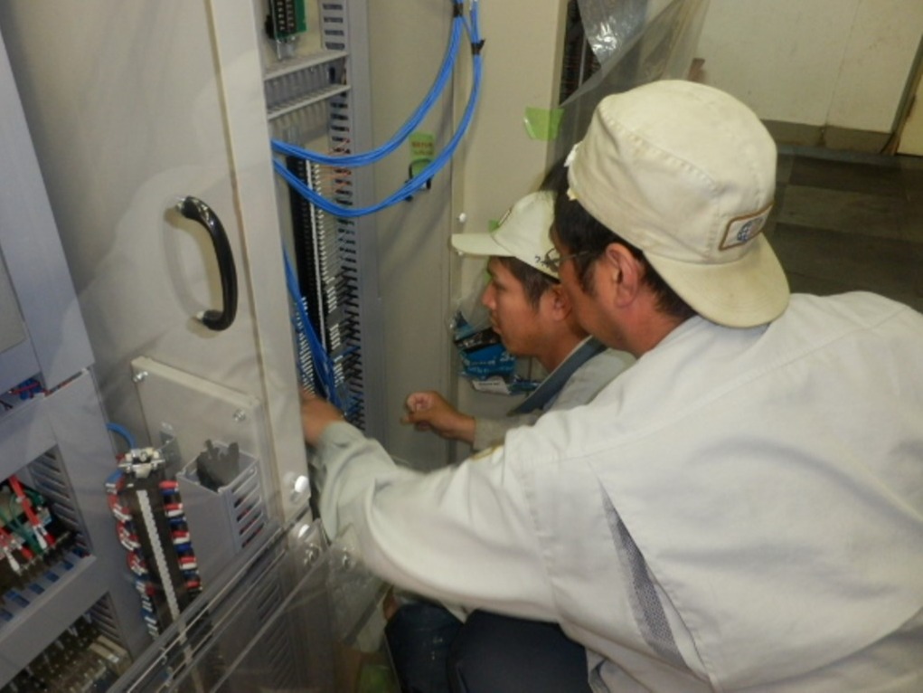 変電所工事という世の中になかなか存在仕事のため、多くの社員が未経験で入社しています。そのため、お互いに教え合う風土が自然とできました。